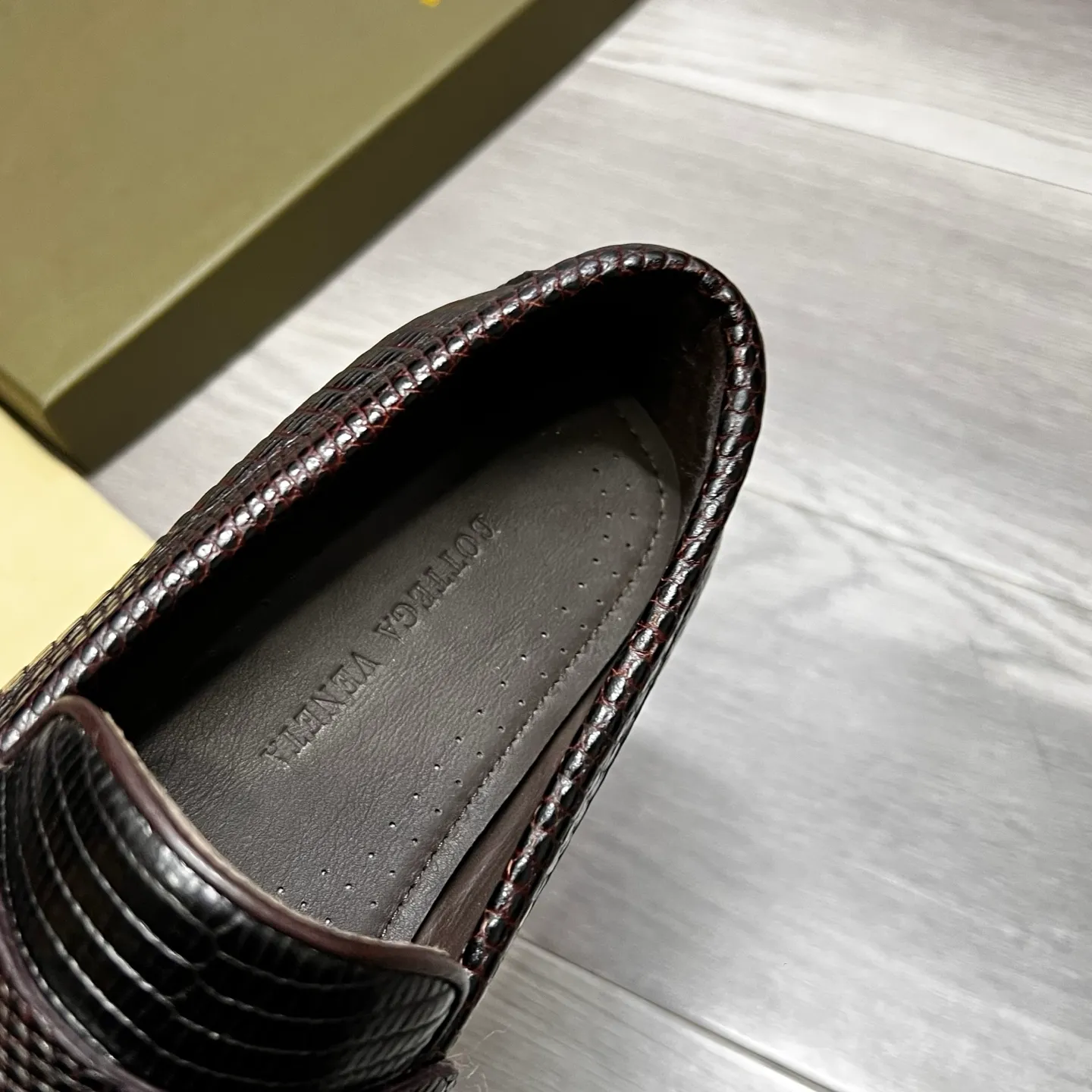 Factory price 480 BV 〰️Purely handmade classic men's beanie shoes👉👉driving shoes, slip-on shoes, made of imported cowhide from Italy, 💕water-dyed cowhide lining, 🔊original outsole, waterproof platform design, comfortable on the feet. A good choice for traveling and driving, three colors available, code number: 38-44, (45 can be customized)